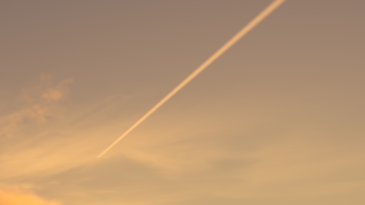 01_Contrails distortion_01.jpg